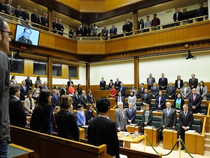Los parlamentarios vascos durante el minuto de silencio por Santiago Brouard.