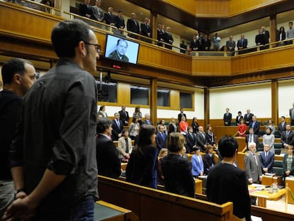 Los parlamentarios vascos durante el minuto de silencio por Santiago Brouard.