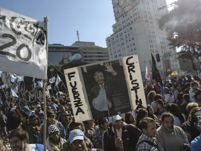 Miles de argentinos seguidores de la presidenta Cristina Fern&aacute;ndez se concentran en el centro de Buenos Aires.