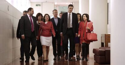 Pedro Sánchez acompañado de miembros del partido socialista, en el Congreso.