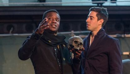 De izquierda a derecha, Ladi Emeruwa y Tom Lawrence en 'Hamlet' de Globe to globe.