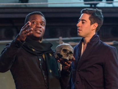 De izquierda a derecha, Ladi Emeruwa y Tom Lawrence en 'Hamlet' de Globe to globe.