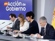 Los ministros de Interior, Fernando Grande Marlaska (d); de Seguridad Social y Migraciones, Elma Saiz (2d); para la Transición Ecológica y el Reto Demográfico, Sara Aagese (2i) y de Economía, Carlos Cuerpo (i), ayer en la Moncloa.