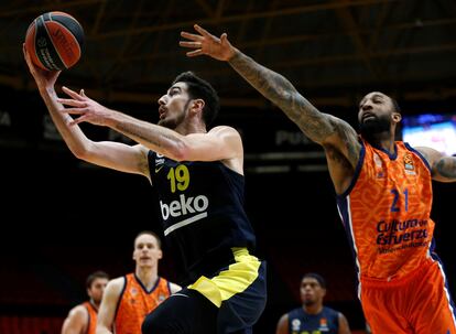 De Colo contra Derrick Williams