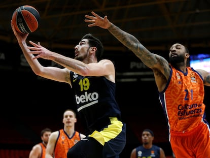 De Colo supera a Derrick Williams.