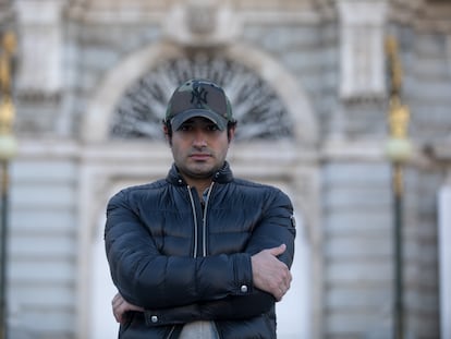 Alvise Pérez posando el miércoles delante del Palacio Real de Madrid.