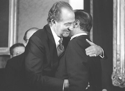 Sabino Fernández Campo, ex jefe de la Casa del Rey, ingresó en la Academia de Ciencias Morales y Políticas. En la foto recibiendo un abrazo del Rey Juan Carlos ( izq. ).