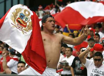 Un seguidor de la selección peruana celebra un gol.