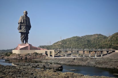 Vista geral da 'Estátua da Unidade', o maior monumento do mundo, levantado em Kevadia.