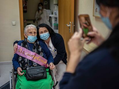 Carmen García Cordero, que cumplía 96 años este martes, momentos después de vacunarse contra la covid-19 en la residencia de mayores DomusVi de Leganés.
