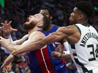 Antetokounmpo obstaculiza a Griffin.