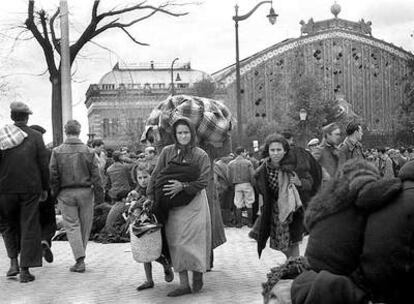 Familias evacuadas regresan en marzo de 1939 a Madrid.