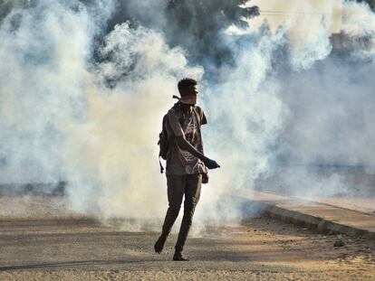 Un joven sudanés en una calle de Jartum durante una manifestación contra el golpe de Estado en su país celebrada el pasado 27 de octubre.