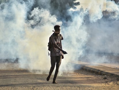 Jovem sudanês em uma rua de Cartum durante manifestação contra o golpe de Estado em seu país, em 27 de outubro.