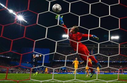 Antoine Griezmann del Atlético de Madrid marca el primer gol del partido.