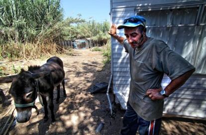 Paco, uno de los vecinos, junto a su burro Juanito.