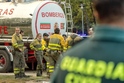 Una de las cuadrillas forestales durante un descanso en el centro de mando.