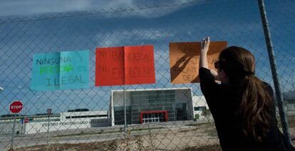 Una mujer protesta ante la c&aacute;rcel de Archidona, esta semana.