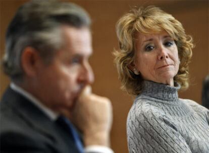 Esperanza Aguirre mira al presidente de Caja Madrid, Miguel Blesa, durante la firma del convenio.