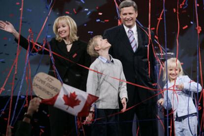 Stephan Harper celebra la victoria junto a su familia en un acto celebrado en la ciudad de Calgary.