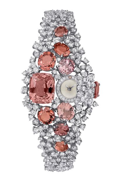 Reloj de oro blanco, espinelas naranjas, diamantes y movimiento cuarzo de Cartier (c.p.v).
	 