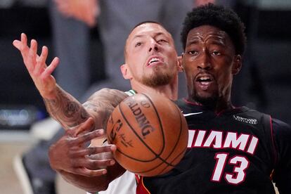 Adebayo y Theis, en una acción en el sexto partido de la final del Este entre Miami y Celtics.