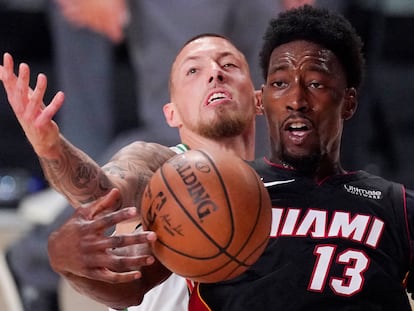 Adebayo y Theis, en una acción en el sexto partido de la final del Este entre Miami y Celtics.