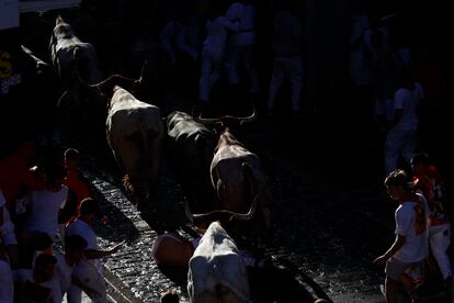 Los toros de la ganadería de José Escolar entran en la calle Mercaderes, en el segundo encierro.