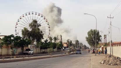 Un columna de humo se levanta en un barrio de Ramadi, en el este de Irak, tras un bombardeo de la coalici&oacute;n.