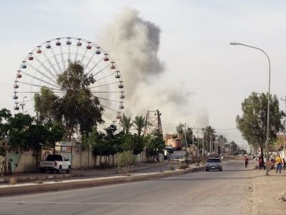 Uma coluna de fumaça se levanta no bairro de Ramadi, no leste do Iraque, depois de um bombardeio da coalizão.