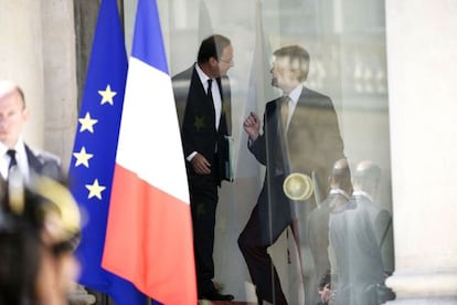 Hollande (centro) conversa con el ministro de Industria, Arnaud Montebourg, tras la reunión del Gabinete