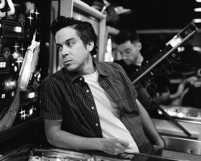 Uno de los más inspirados músicos estadounidenses de folk-rock de los últimos tiempos, M. Ward, actuará sobre el escenario Adam Yauch a las 20.10. su combinación de blues, country, folk y rock and roll le posiciona como una de las figuras más más personales y sugerentes de la escena alternativa estadounidense.