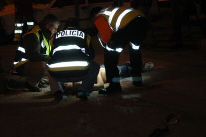 Varios agentes intentan reanimar sin éxito al joven apuñalado.