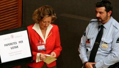 Mariona Carulla, eligiendo la papeleta para votar en las elecciones al Orfeó Català.