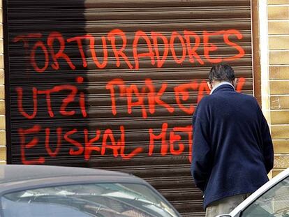 Pintada en la sede socialista de Amorebieta con el lema "Torturadores, dejad en paz a Euskal Herria".