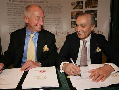 Julio Mario Santo Domingo (derecha), junto a Graham Mackay, presidente de SABMiller.
