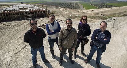 Miembros de la plataforma de la A-32 afectados por los retrasos en el pago. En el centro, Bartolom&eacute; Olmedo.