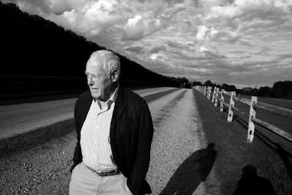 El escritor estadounidense James Salter en su casa de Bridgehampton, Nueva York.