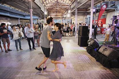 Una pareja baila en la explanada de uno de los mecados municipales de Valencia en el Bonic/a Fest.