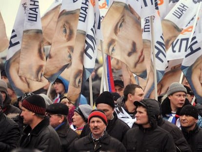 Marcha de partidarios de Putin hacia el estadio Luzhniki de Mosc&uacute;.