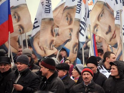 Marcha de partidarios de Putin hacia el estadio Luzhniki de Mosc&uacute;.