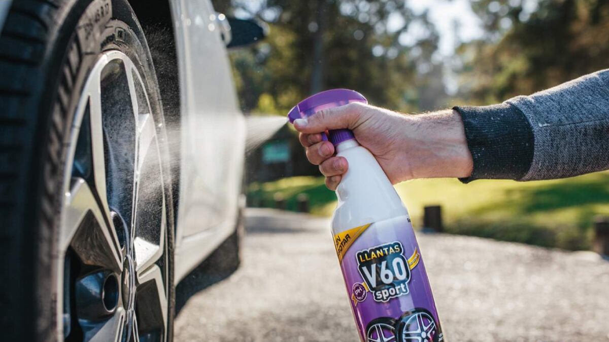 El producto mágico para limpiar las llantas de tu coche y que queden como nuevas