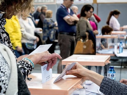 Voto en urna en un colegio electoral.