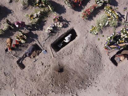 Un grupo de trabajadores cava tumbas en un cementerio de Valle de Chalco en el Estado de México.