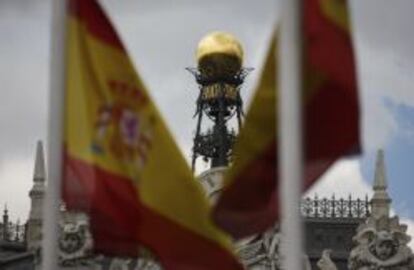 Banderas en el exterior del Banco de Espa&ntilde;a