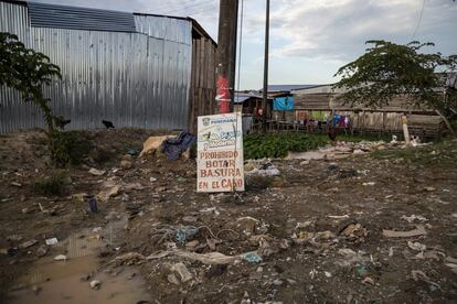 Un cartel llama a no botar basura en el ‘caño’ (canal de los ríos selváticos) y anuncia que Punchana (distrito donde están los asentamientos) es “limpio, seguro y moderno”.