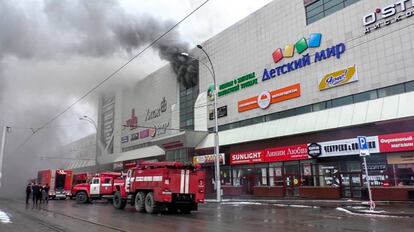 Los bomberos fuera del centro comercial en Kémerovo.