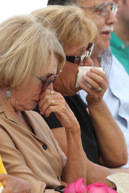 Familiares y allegados, emocionados, durante el homenaje a las víctimas del accidente aéreo del vuelo JK5022 de Spanair, al cumplirse el 10º aniversario del siniestro, en el parque Juan Carlos I. 