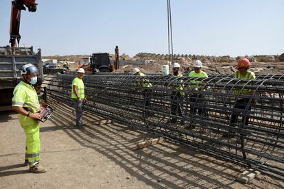 Varios operarios trabajan en una obra ferroviaria en la localidad de Níjar (Almería).