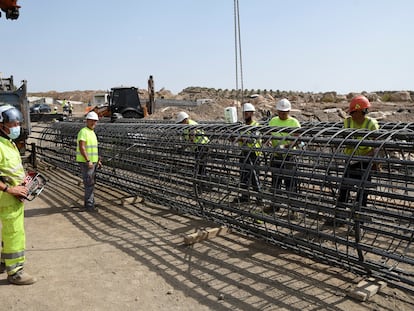 Varios operarios trabajan en una obra ferroviaria en la localidad de Níjar (Almería).